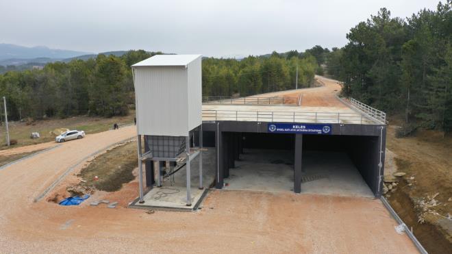 evreye deer katacak<br>  Da ilelerinde kalknmann hayvanclk ve eko-turizmle salanacan, turizm iin de evre yatrmlarnn byk nem tadn dile getiren Bykehir Belediye Bakan Alinur Akta,'Bursamzn 16 ilesinde artk vahi depolama yaplmyor. Vahi depolama yaplm alanlar slah edip, bahe hviyetine kavuturuyoruz. Keles ilemizde de bu proje ile vahi depolamay bitirmi olacaz. Aktarma istasyonumuz 4 dnm. Proje kapsamnda 480 metrekare platform binas, 1100 metrekare saha dzenlemesi, 188 metre rampa ve yol almas yapld. Son dzenlemelerinin ardndan, tesisi kullanmaya balayacaz. Bylelikle Keles ilemiz de evsel kat atk sorunundan tamamen kurtulmu olacak' dedi.