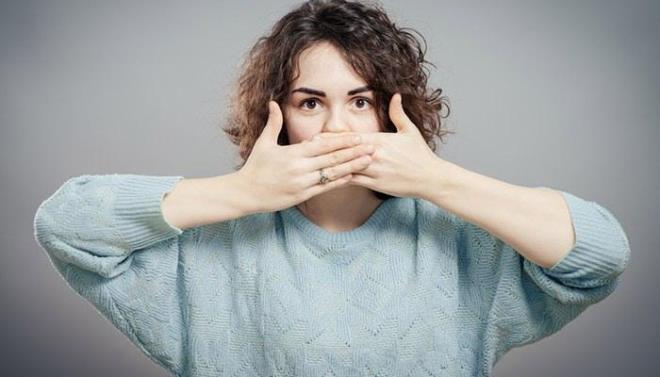 zellikle Ramazan aylarnda uzun sreli alk da az kokusuna sebep olan durumlar arasnda yer alr. Ancak uzmanlar sahur ve iftarda baz besinler tketerek ve yeterli bakm yapldnda bu durum nne geilebileceini vurguluyor. Yeterli yaplmayan az bakm ertesi gn sosyal hayat olumsuz etkiler.