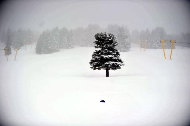 K turizminin gzde kayak merkezlerinden Uluda?da sabaha  kar balayan kar ya, gnn ilk klaryla birlikte etkisini artrd.