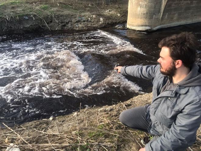Istrancalardan doarak Trakya?ya hayat veren Ergene Nehri, evresinde bulunan sanayi tesislerinin kimyasal atklarn artmadan boaltmasyla adeta kanalizasyona dnt.     "Ergene Deniz Derin Dearj" projesi erevesinde nehrin sular artlarak Marmara Denizi'ne verilmeye baland. Ancak cezalara ramen atklar nehre boaltlmaya devam ediyor.