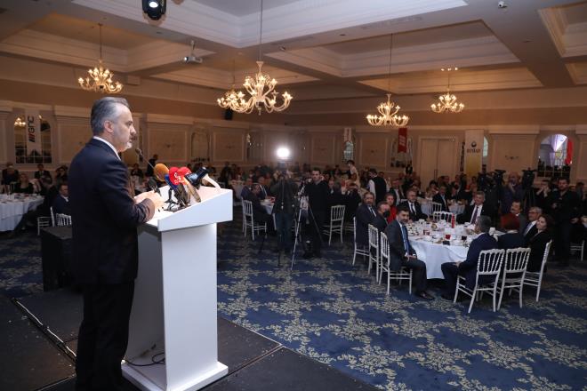 Sanayilemede hamle yaplabilir<br>  Zaman zaman kamuoyunda da tartlan yeni sanayi blgelerine ihtiya olmad konusuna 2040 evre Dzeni Plan zerinden deinen Bakan Akta, Bursa'da yeni sanayi blgeleri amak ile ilgili bir engelin bulunmadn syledi. Ancak hazrlanan planda ehir iinde kalan sanayilerle alakal revizyonlar olacan kaydeden Bakan Akta, 'ehir; bulunduu lokasyon itibariyle ok kymetli, ok deerli. Almanya'da sanayinin toplam yzlme oran yzde 4.5. Bizde ise planl sanayi blgeleri iin yzde 0,8. Plansz sanayi blgelerini de hesapladmzda, yzde1.8'2 civarnda oluyor. Yani sanayileme ile ilgili hamle yaplabilir. Benim kanaatim, nce ierisini temizlemek lazm. Vine Caddesi gibi, konutlar ile sanayinin i ie girdii blgeler var. Yeni tanmlanacak sanayi blgelerinde tama yntemi uygulanmas lazm. al gibi plansz sanayilerle alakal, Vine Caddesi tarz yaplanmalarn olduu yerlerle ilgili' Sanayi ile konutun i ie getii yerleri ayklamak gerek. Alt kat imalathane, st kat konut yerler var. Bunlar ayklamak lazm. Bunun iin 2040 evre dzeni plan balnda; bizim nerede konut, nerede ticaret, nerede sanayi olacak bunlar tanmlayarak hareket etmemiz gerekiyor. Bunu 2035 Ulam Master Plan ve 2040 evre Dzeni Plan ile erevelememiz ve o dorultuda hareket etmemiz gerekli. Konutu evir sanayiye, tarm alann evir sanayiye yaklam ile bu iin stesinden gelmemiz imkanz' diye konutu.