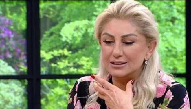 Sabah Gazetesi'nde yer alan habere g�re usta sanat�� Muazzez Ersoy, verdi�i bir konser s�ras�nda eski bir foto�raf�n�n Lady Gaga'ya benzetildi�ini s�ylemi� ve 'O beni takip ve teklit ediyor. Ben ondan daha g�zelim, o �irkin, iki y�l �nceki foto�raf�nda photoshopu fazla kulland���m� s�ylemi�ler. ��te kar��s�n�zday�m ben y�llard�r ayn� Muazzez'im' diye konu�mu�tu.