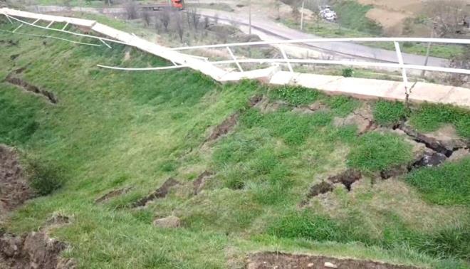 4 metrelik kmenin olduu alanda istinat duvarnn da ykld grld.