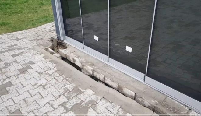 Parktaki baz dkkanlarn zeminlerinde atlak olutuu belirtildi.