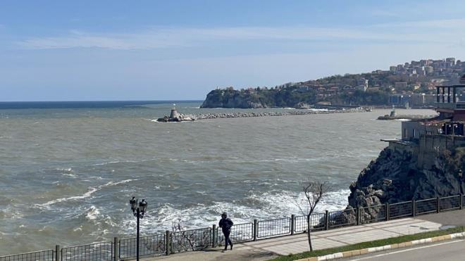 Derelerden denize tanan sel sularyla birlikte denizin bir blm, limann ii ve ky eridi amur rengini ald.