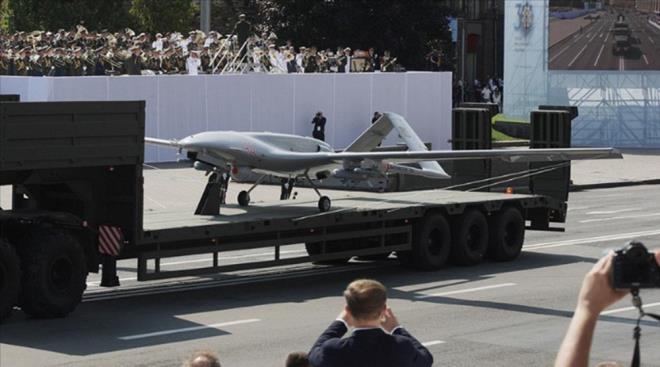 Haberde, Kiev belediye bakannn getiimiz ay ehrin hayvanat bahesinde yeni doan bir lemurun adnn Bayraktar olacan duyurduu bildirilirken, Ukrayna Dileri Bakanl, Kiev polis kpei eitim merkezindeki baka bir kpek yavrusu olan Bayraktar'n fotorafn paylat.