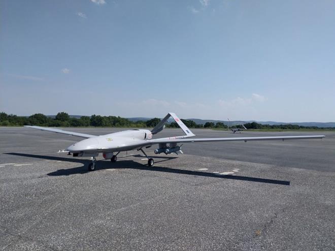 Ukrayna?da halk, Bayraktar TB2 iin arklar yazmaya balarken, evcil hayvanlarna Trk yapm insansz hava aracnn adn veriyor.    CNN International, "O parlak tanklar atee veriliyor, Bayraktar, yeni lgnlk bu" szleriyle Trk HA iin arklar sylendiini aktard.