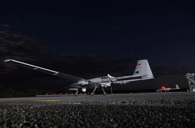 ngiltere Savunma Bakan Ben Wallace da ngiliz milletvekillerine Bayraktar TB2 insansz hava aralarnn Rus "topular ve tedarik hatlarna" "mhimmat teslim ettiini" sylerken, Rus ilerlemesini yavalatmak ve engellemek iin "inanlmaz derecede nemli" olduunu da szlerine eklemiti.