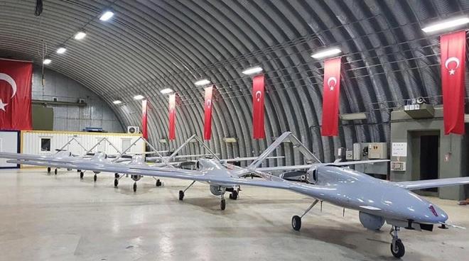 Batl ve Ukraynal yetkililer, Trkiye'nin Bayraktar TB2 insansz hava aralarn Rus saldrlarna kar koymada nemli rol oynad iin verken, Ukraynallar Bayraktar? nemli bir sembol haline getirmeye balad.