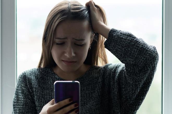 Florida Atlantik niversitesi'ndeki Schmidt Tp Fakltesi'ndeki Beyin Sal Merkezi'nde Alzheimer nleme Klinii mdr Dr. Richard Isaacson ise "Belirli zellikler, bir kiiyi bilisel gerilemeye veya Alzheimer hastalna yatkn hale getiren davranlar nedeniyle riski artrabilir. Nevrotiklik zellikle akla gelen bir zelliktir ve gemi meta-analizler de bunu gstermitir. Ruminasyon ve endie daha kk beyin hacimleriyle balantldr" dedi.