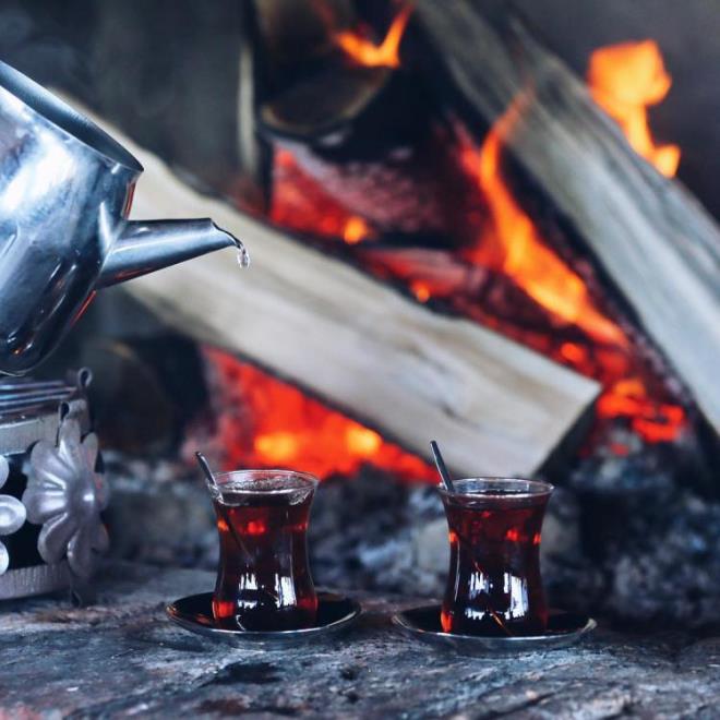 Tketilen ay ya da kahve, su imenin nne geer. ftar ve sahur aras yeterli olarak su tketilmediinde ise bbrekler olumsuz etkilenir. levselliini kaybeden bbrekler idrar yolunu ve mesaneninde hasar almasna neden olur.