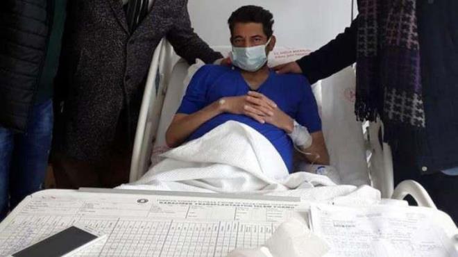 "Hocalarmz burkulma, incinme tehisi koydu" diyen Tayan "Daha sonra GATA'da hocalarmz tehisi orada koydu. Nakil hastas olduum sylenildi." ifadelerini kulland.    Tayan "Daha sonra deerli byklerimin haberi oldu. GATA'da 4 ay yat dnemim oldu. Hocalarmz orada srecimizi uzatyordu. Organ nakli konusunda duyarl olalm, ok nemli. Bekleyen ok insan." dedi.     Tayan "Doktorlar 1 aylk yaam srecimin kald syledi. Bir akamd gee saat 3 civarlaryd. Hocalarm odaya girdi bir tela ierisinde." diye konutu.