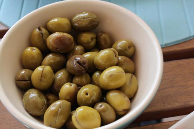 Depresyon ve stres riskini azaltr. Vcudun oruluyken ba ars yaamasn nler.          Ayn zamanda uzun sre susuz kalan cilteki hcrelerin daha iyi yenilenmesini salar. Cildin deforme riskini azaltr.