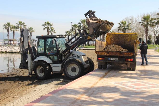 Park ve Baheler Daire Bakanlna bal ekipler, sz konusu sahilde temizlik almas balatt.  makineleriyle kamyonlara yklenen hayvan gbresi, bertaraf edilmek zere ZAYDA'a gnderildi.