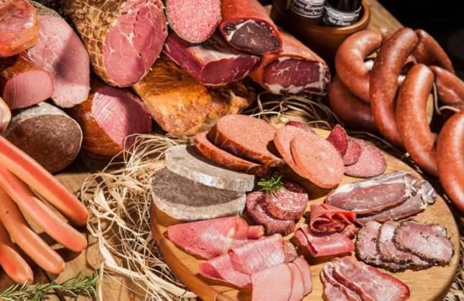 SALAM / SUCUK     Baharatl bir yaps olan salam sucuklar mide ve sindirim sorunlarna yol aabilir. Gece tketildii iin ve oru sresinde su iilmediinden barsaklarn yavalamasna vcutta besin atklarnn birikmesine neden olur.