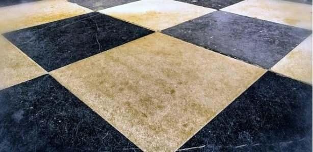 DERZLER TEMZLER     Seramik talarn arasnda zamanla biriken kirlerden kurtulmak iin de koladan faydalanabilirsiniz. Talarn zerine kola dkp birka dakika bekletin. Derzlerin kolayca temizlendiini greceksiniz.