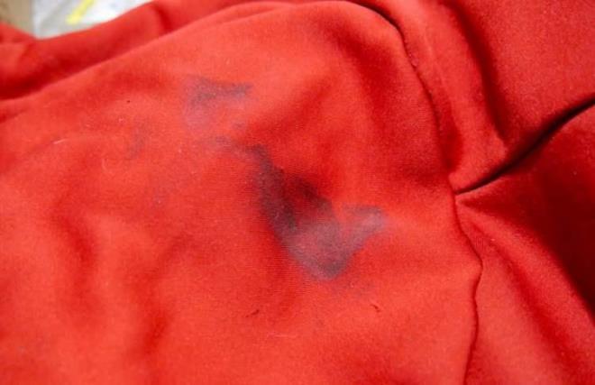 YA LEKELERN IKARMADA    Ya lekeleri inatdr. Birok deterjan bu lekelere fayda etmez. Fakat artk, en sevdiiniz kyafetleri ya lekesi kmad diye dolabn arka raflarna kaldrmayacaksnz. Onun yerine, ya lekesi olan amarlarnzla birlikte, amar makinenize biraz da kola ekleyeceksiniz. Tek ykamada lekenin ktn greceksiniz.