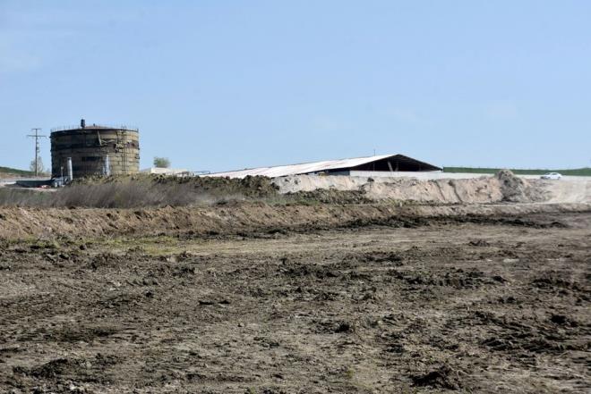 Edirne'de merkeze bal Hasanaa ky mevkisinde 6 Nisan'da yol yapmnda kullanlan petrol bazl 'bitm' malzemesinin bulunduu 5 bin tonluk deponun duvar ykld.