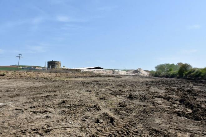 Yklan duvardan szan 1500 ton yakt, evreye yayld. antiye alanlar, dere yatanda ilerleyen ve 30 dekar alanda etkili olan ziftin yaylmn, topraktan yaptklar setle durdurdu.    Blgede kepelerle temizlik almas balatlrken, firmann da faaliyetleri durduruldu.