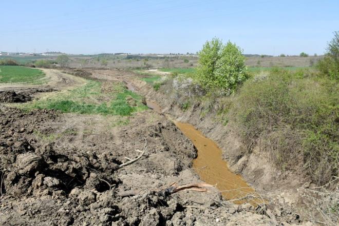 "5,5 DNMLK ARAZYE SRAYET ETT"    Ziftin yaklak 5,5 dnmlk ekili araziyi etkilediini belirten ztrk, "Asfalt zift malzemesinin hzl ekilde sertleen malzeme olmasndan dolay yayld ilk andan itibaren sertlemeye balamtr. Dolaysyla ksa ve dar bir alanda yaylm gstermitir. Bu alana bakacak olursak, yaklak 5,5 dnmlk bir ekili alanda sirayet ettii grlmtr" diye konutu.    ztrk, firma yetkilileri tarafndan da alanda rehabilitasyon almalar yaplacan belirtti.