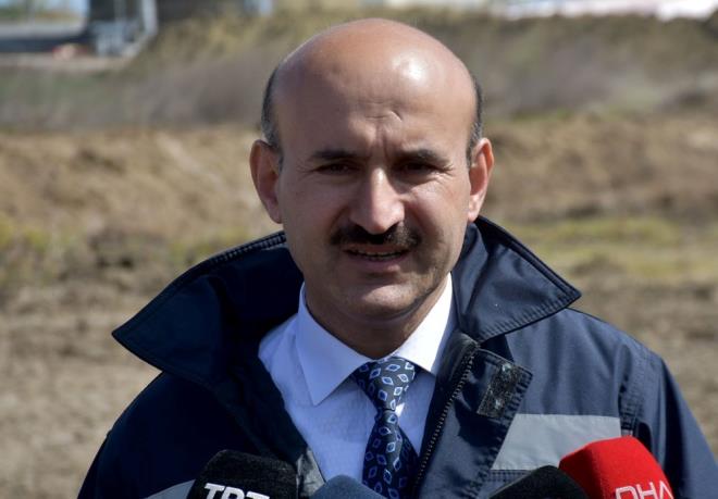 Olayn olduu andan itibaren tm kurumlarn hzl ve etkili reaksiyon gsterdiini belirten ztrk, yle konutu:    "Hadisenin ilk anndan itibaren Edirne evre, ehircilik ve klim Deiiklii l Mdrl ekiplerimiz, bakanlmzn evre Denetim Dairesi Bakan'mz, Su ve Toprak Dairesi Bakan'mz, AFAD, Jandarma evre Timi ve l Tarm ve Orman Mdrl gibi ekiplerimiz alana ivedilikle intikal etmitir."