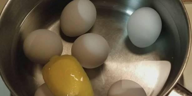 EN UYGUN ZM LMON SUYU  <br>  Sinir bozucu durumun stesinden gelmek iin yumurta halarken suyuna az bir miktar limon suyu ilave etmeniz yeterli olacaktr. Limonun asidi, yumurta kabuunun krlmasna kar koruma salar.