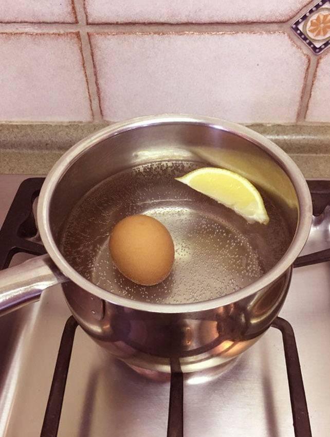 BAST ANCAK BR O KADAR ETKL    Ayrca halandka yumurtann beyaznda renk deiimi meydana gelebilir. Limon suyu bu sorunun da ortadan kalkmasna yardmc olur. Yntem basit ancak bir o kadar etkili.