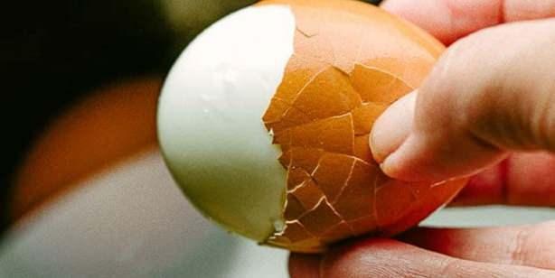 Hazrlarken pime esnasnda kabuklarnn atlamasyla yumurtay halama ileye dnmekte. Size vereceimiz basit bir yntemle bu zor durumu ortadan kaldrmanz mmkn. Bunun iin en uygun zm limon suyu...