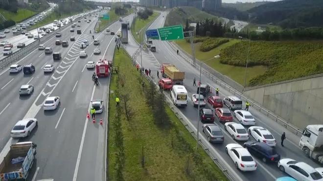 Damperi ak ilerleyen hafriyat kamyonu yol stndeki yn tabelasna arpt.