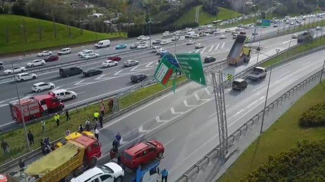 stanbul Seyrantepe'de bir hafriyat kamyonu yn tabelasna arpt.