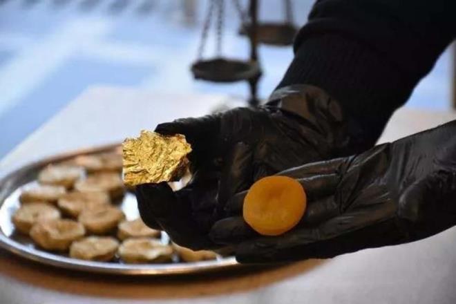 Yllk ortalama 90 bin ton kuru kays ihracatnn gerekletii Malatya'da, katma deeri ykseltmek isteyen bir esnaf, kaysy yenilebilir altn ile kaplayarak, sata sundu.