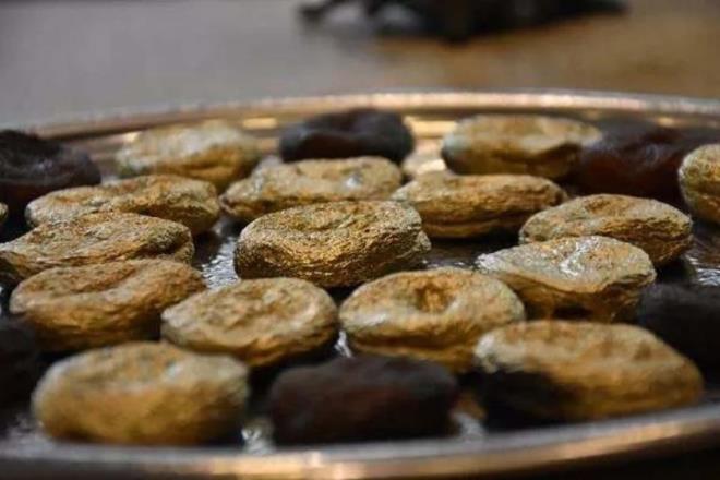 Altn kaplama kaysnn tanesini 200 lira, kilosunu ise 10 bin liradan sata kardn anlatan iletmeci Yusuf Gzel, "Biz kaysya daha byk bir deer katarak yenilebilir altn ile btnletirdik.