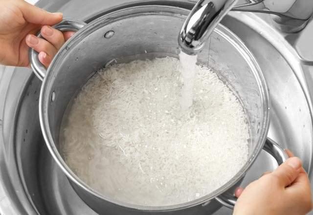 PEK PRNTEN ARSENK NASIL YOK EDLR?     Pirinci salkl yemenin en doru yolu bir gece nce suda bekletmek olacaktr. Pirinci bir gece nce nemlendirmek gerekiyor.