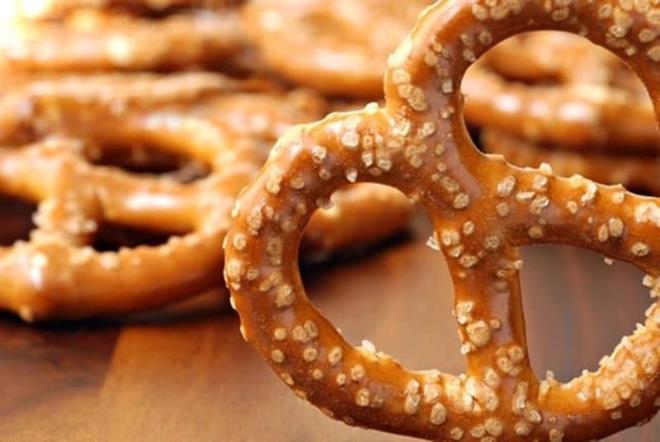 Tuzlu kraker<br>    Yksek sodyum ieren yiyecekler susuz kalmanza neden olur. Yaplan bir aratrmaya gre her zaman susuzluk ve al birbirinden ayramyoruz.