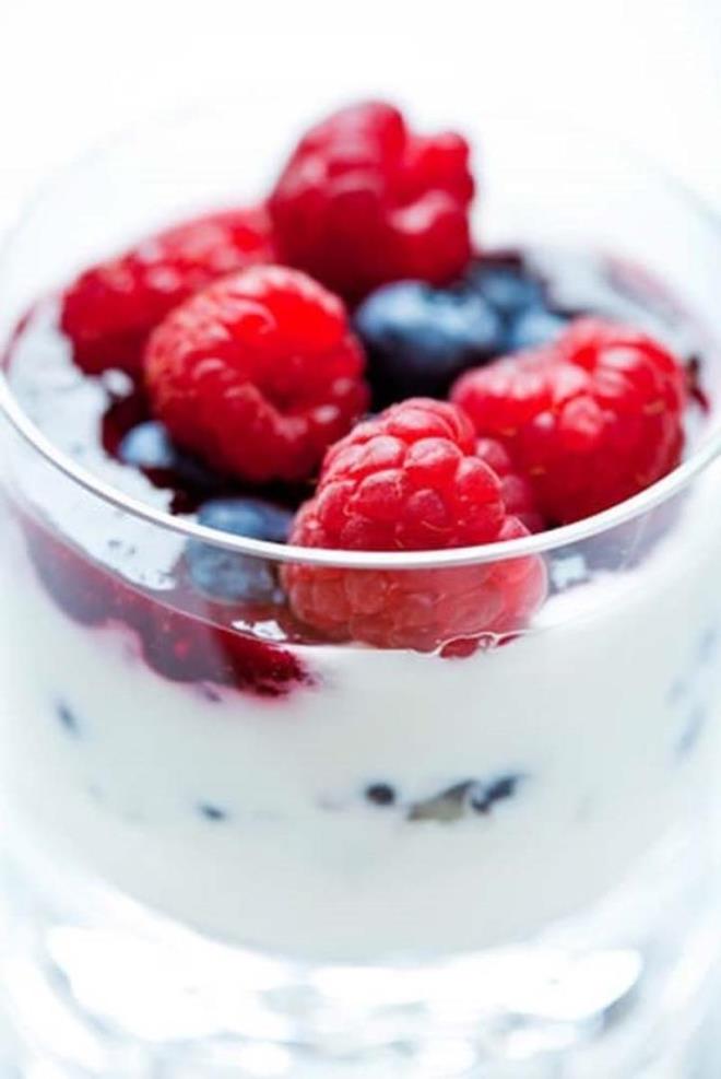 Meyveli yourt  <br>  Hazr aldnz meyveli yourtlar bolca eker ierdii iin abuk ackmanza neden oluyor. Salkl bir attrmalk istiyorsanz szme yourda meyve ve kuruyemi ekleyerek kendi yourdunuzu kendiniz hazrlayn.