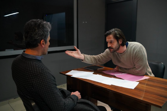 Barollerinde Canan Ergder, Songl den ve Nihal Yaln, Timur Acar, Feyyaz Duman, Serhat Teoman gibi nemli isimlerin yer ald dizinin dram ykl olmas seyirciyi iine ekmi ve ekran bana kilitlemiti.