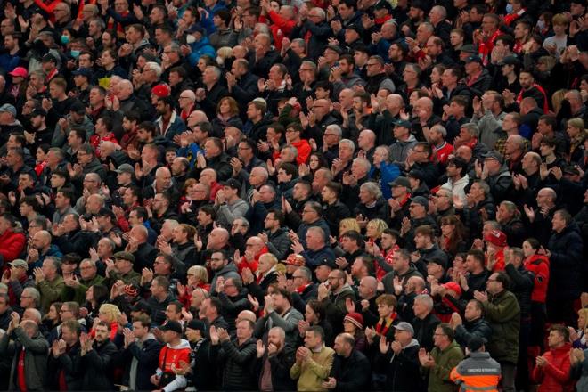 Stattaki herkes ayaa kalkt ve Manchester United'da 7 numaral formay giyen Ronaldo'ya bir dakika boyunca alklarla destek verdi.