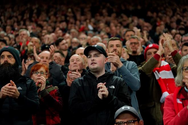 Anfield Stad'n dolduran taraftarlar, yeni doan bebeini kaybetmesi nedeniyle sahaya kamayan Cristiano Ronaldo iin 7. dakikada anlaml bir davranta bulundu.