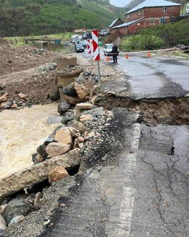 Giresun'da hava scaklnn ykselmesiyle birlikte karlar eridi.