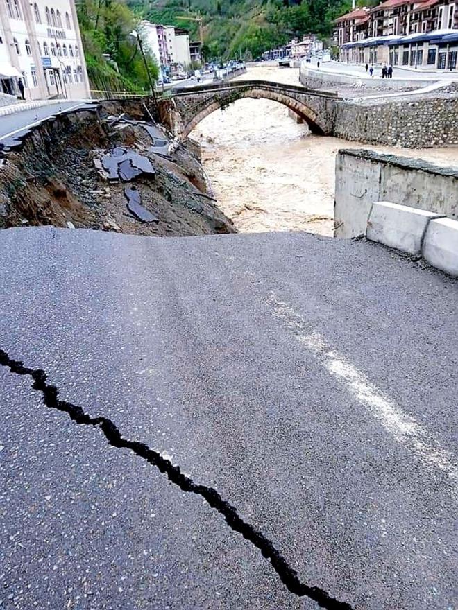 K YIL NCE SEL FELAKET YAANMITI    Dereli'de 22 Austos 2020'de byk bir sel felaketi olmu, 5'i asker 11 kiinin hayatn kaybettii afette 19 bina yklmt.