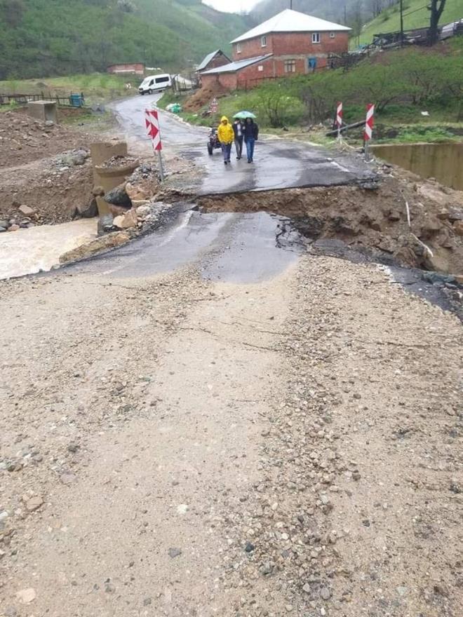 Blgede saanak da etkili olunca Dereli ilesinde Aksu Deresi tat. Kara yolunda kme meydana geldi.