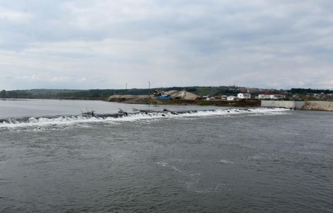 Trakya'da barajlar doldu, toprak suya doydu - 4  "FTLERMZ OK MUTLU OLDU"    Edirne'nin Karaaa Mahallesi'ndeki reticilerden Nihat elik, yalardan ok memnun olduunu belirterek, "iftilerimiz ok mutlu. Yalar byle devam ederse; verim yksek olacak. Yalar biraz ge geldi. iftilerimiz gbrelerini attlar, ilalamalarn yaptlar, ok sknt yaadlar. Bu yamur ila gibi geldi" dedi.