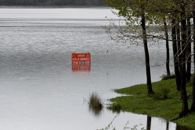 Yalarla barajlarn yan sra Edirne'deki nehirlerin de debileri ykseldi. Ergene Nehri'nin su debisi 97 metrekp/saniye ulat, bu nedenle blgedeki baz ekili araziler sular altnda kald.