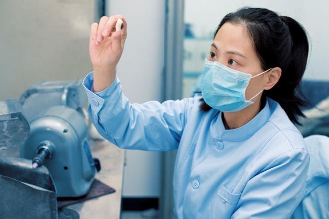 Cihaz, insanlarn grmesini salayan biyokimyasal sreleri taklit etmek iin sentetik yntemlerden yararlanarak mikro lekli bir robot kamera olacak.