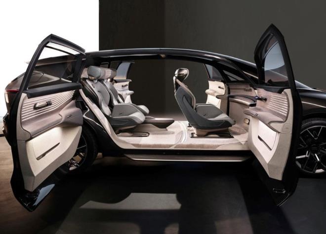 Olduka geni bir i hacme sahip olan model otonom sr sayesinde direksiyon ve pedallarn da ortadan malkmasyla birlikte bir salona veya ofize dnyor.