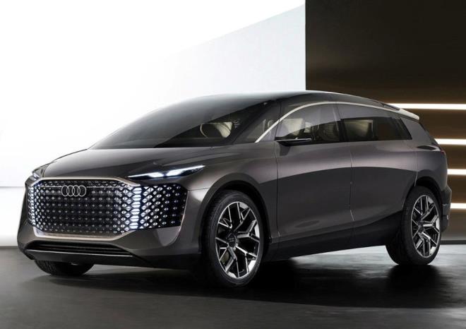 Audi'ninuzun zamandr adndan sz ettiren modeli Urbansphere tantld. Olduka uzun ve byk yapsyla dikkat eken ara 4. seviye otonom sr desteine sahip.