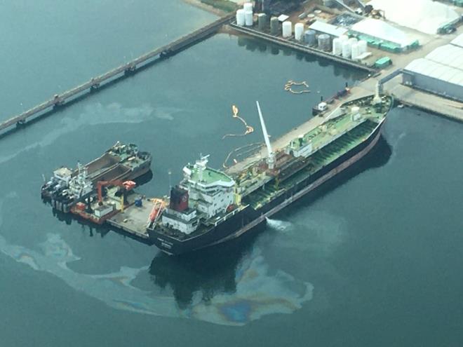 Belediye ekipleri, kirliliin denizde yaylmasn nlemek iin gemi evresine bariyerler ekerek nlem ald.