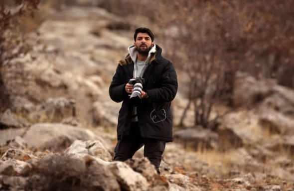 Dizi, sava fotorafs Mehmet ve farkl lkelerden gelen bir grup gazetecinin; aratrma yapmak zere bir Ezidi kyne gidileri ile balyor.