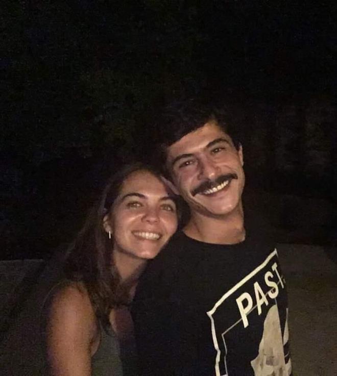 Kardelen Hacolu ile abi karde olan smail Hacolu, zel hayatyla ilgili magazin gndemine daha nce hi gelmediinden hayranlar bu ayrnty farketmedi.