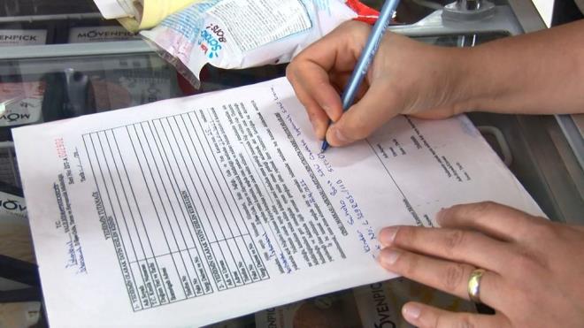 NASIL BULAIR?    Kayna bilinmeyen, kontamine (bakteri bulam olan) sularn iilmesi ve kullanlmas,    nsan ve hayvan atklarnn uygun ekilde bertaraf edilmemesi ve bunlarn kaynak sularna karmas,    me ve kullanma sularnn yeterince klorlanmamas nedeni ile bulaabilir.    Salmonella tayan ve iyi piirilmemi et, yumurta, st ve st rnleri gibi gdalar,